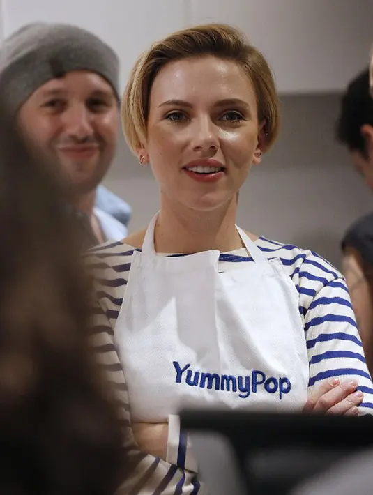 Rumor perceraian ini beredar sejak lama dan berhasil membuat publik penasaran. Namun ketika Scarlett terlihat sedang berada di luar rumah tanpa cincin pernikahannya membuat publik yakin dengan perceraian tersebut.  (AFP/Bintang.com)