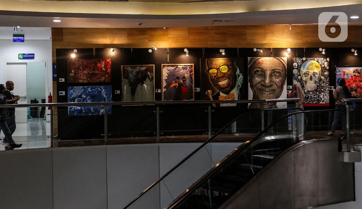 Pengunjung mengamati pameran seni rupa yang bertajuk 'Creative Freedom to Heal The Nation' di Perpustakaan Nasional, Jakarta, Kamis (15/10/2020). Pameran ini diharap dapat mendukung pemerintah dalam menanamkan kesadaran disiplin kepada masyarakat dalam menyikapi pandemi. (Liputan6.com/Johan Tallo)