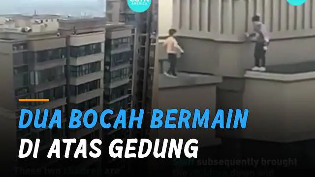 Sebuah video dua orang bocah laki-laki asyik bermain di sebuah atap gedung tinggi di China.