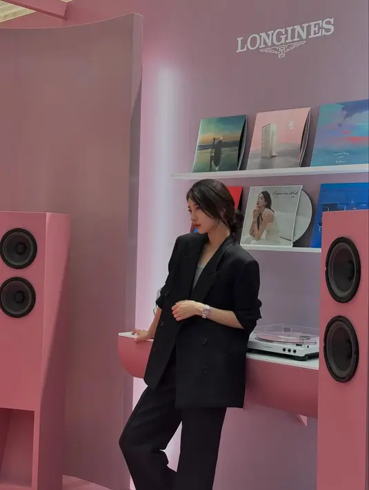OOTD ngantor yang lebih kasual bisa tiru gaya Bae Suzy yang satu ini. Kenakan tanktop abu-abu, Bae Suzy padukan oversized blazer dan celana hitam. Rambutnya ditata messy low bun agar terlihat lebih santai [@skuukzky]