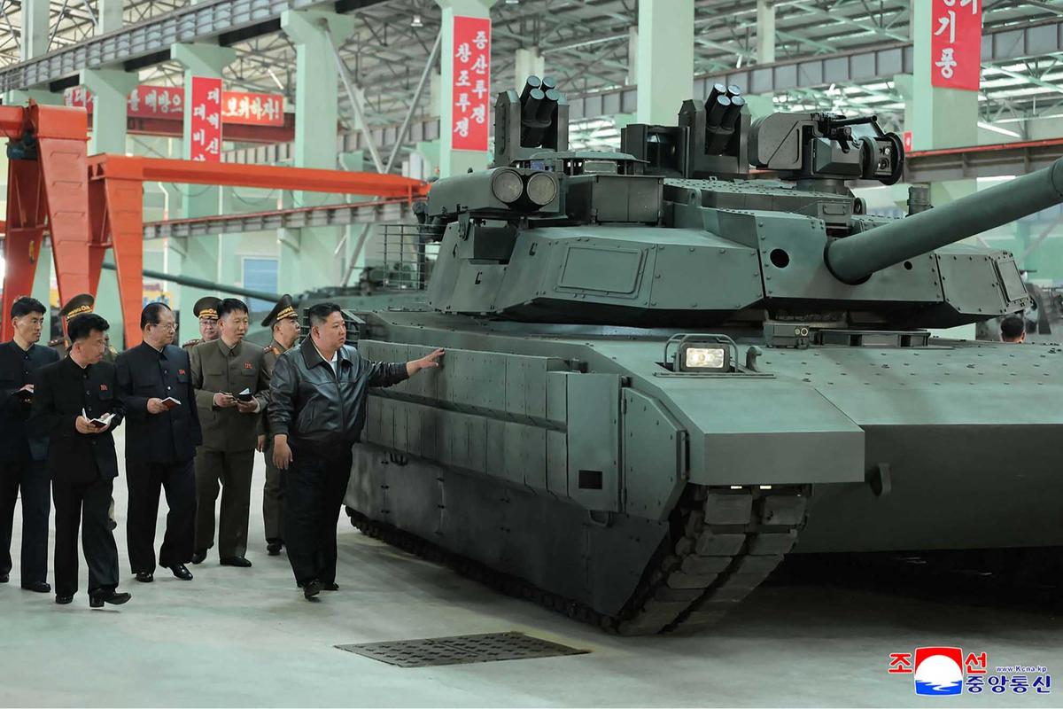 FOTO: Kunjungan Presiden Korut Kim Jong Un ke Pabrik Tank yang “Dirahahasiakan”