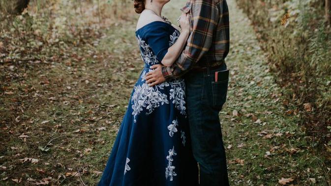 Para wanita ini habiskan ratusan jam untuk menjahit gaun pengantinnya sendiri.