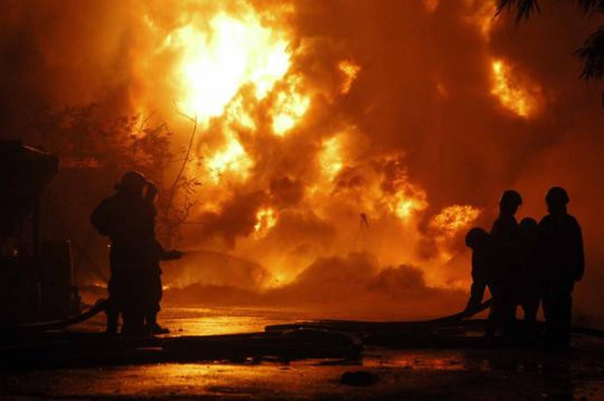 Gudang oli habis terbakar di Pluit