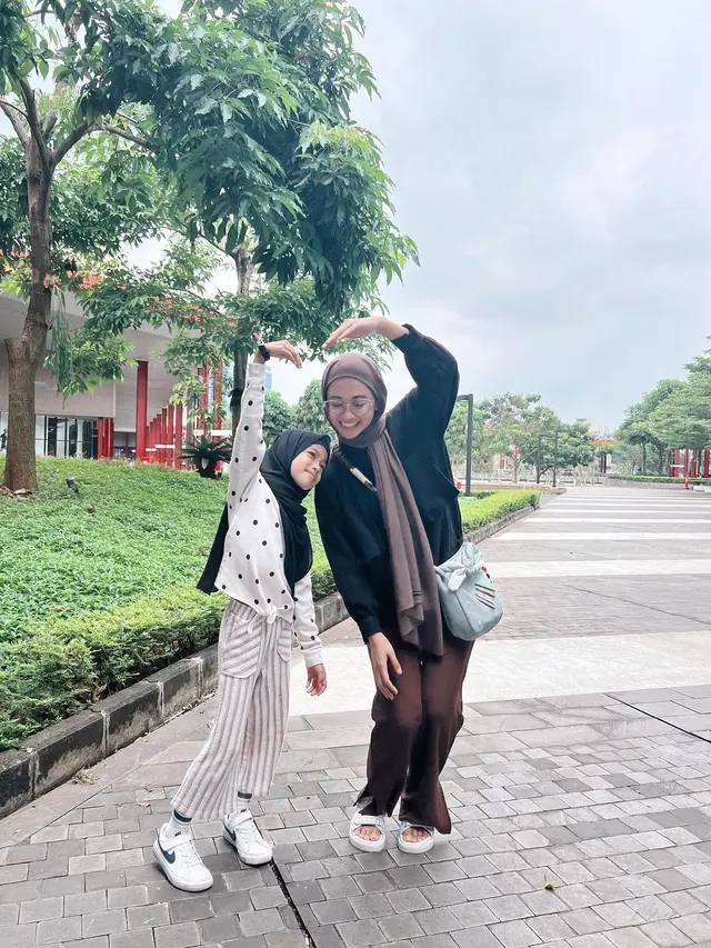 Poppy Bunga dan anaknya, Khanza (Instagram.com/poppybungariphat)