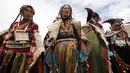 Para perempuan dalam balutan pakaian tradisional Burang terlihat di Wilayah Burang, Prefektur Ali, Daerah Otonom Tibet, China pada 28 Juli 2020. Pakaian tradisional Burang, yang dihiasi dengan emas, perak, mutiara serta perhiasan lainnya, memiliki sejarah lebih dari 1.000 tahun. (Xinhua/Zhan Yan)