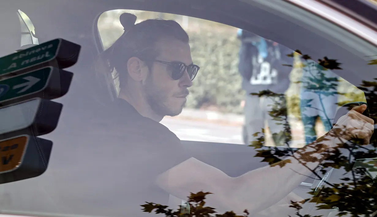 Pemain Real Madrid, Gareth Bale, tiba untuk menjalani tes virus corona COVID-19 di fasilitas pelatihan Valdebas, Madrid, Rabu (6/5/2020). Skuat Real Madrid jalani tes virus corona jelang latihan dan rencana kembali bergulirnya kompetisi La Liga. (AFP/Baldesca Samper)