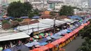 Deretan tenda pedagang kaki lima (PKL) di depan Stasiun Tanah Abang, Jakarta, Kamis (3/5). Diberikannya izin berjualan di kawasan tersebut menyebabkan fungsi trotoar dan jalan raya beralih fungsi. (Liputan6.com/Immanuel Antonius)