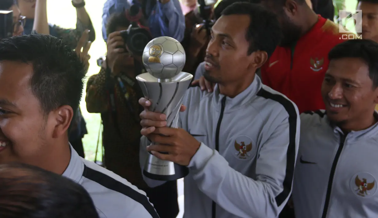 Pemain dan ofisial Timnas U-22 Indonesia tiba untuk bertemu Presiden Joko Widodo di Istana Negara, Kamis (28/2). Jokowi mengadakan pertemuan dengan Timnas U-22 Indonesia yang baru saja menjuarai turnamen Piala AFF U-22. (Liputan6.com/Angga Yuniar)