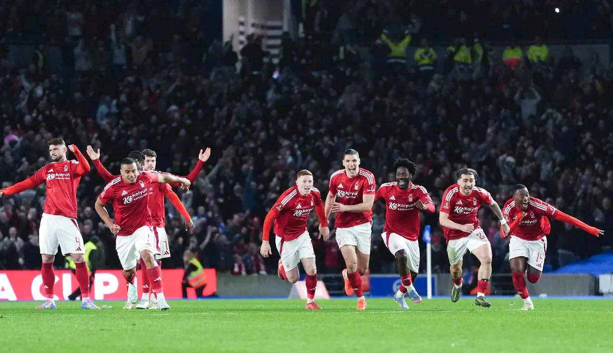 Nottingham Forest lolos ke semifinal Piala FA dengan jalan yang sulit. Mereka harus memainkan laga adu penalti melawan Brighton setelah di waktu normal skor sama kuat 0-0. Di babak adu penalti The Tricky Trees menang dengan skor 4-3. (Adam Davy/PA via AP)