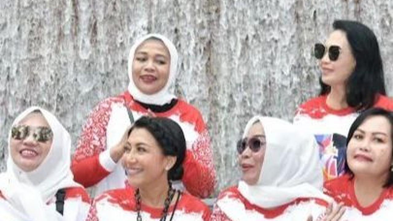 "Wisata ke Heha Waterfall yang lagi viral di Bogor," tulisnya dalam keterangan foto. <br>