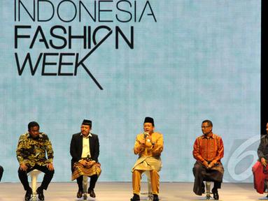 Ketua DPD Irman Gusman (ketiga kanan) dalam sebuah sesi perbincangan di seremoni pembukaan Indonesia Fashion Week (IFW) 2015 di Jakarta Convention Center, Kamis (26/2). (Liputan6.com/Panji Diksana)