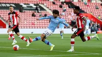 Gelandang Manchester City, David Silva melakukan tembakan ke arah gawang Southampton dalam lanjutan Liga Inggris di St. Mary Stadium, Senin (6/7/2020) dini hari.  Manchester City gagal memetik poin penuh setelah kalah tipis 0-1 saat bertandang ke markas Southamtpon. (AP Photo/Catherine Ivill,Pool)