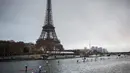 Peserta mendayung melewati aliran sunga- sungai selama perlombaan dayung dan perahu di Sungai Seine di Paris, Perancis, Minggu, (2/12). Peserta akan mendayung sejauh 10 km. (AFP)