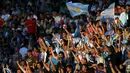 Para pendukung Timnas Argentina dalam pertandingan kualifikasi Piala Dunia 2018 di stadion Mario Kempes, Cordoba, Argentina (11/10). Pada akhir pertandingan Argentina harus menelan kekalahan 0-1 atas Paraguay. (REUTERS/Marcos Brindicci)