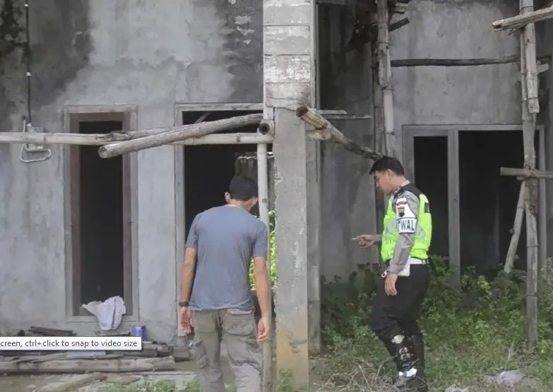 Polisi saat mengecek lokasi tempat tinggal pria yang diduga korban penembakan. (Foto: /Felek Wahyu)