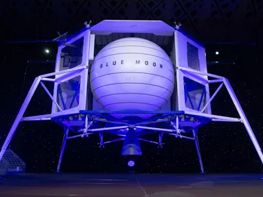 Blue Moon, kendaraan khusus untuk menjelajahi bulan, setelah diperkenalkan oleh CEO Amazon Jeff Bezos pada acara Blue Origin di Washington, 9 Mei 2019. Kapal ini memiliki berat lebih dari tiga metrik ton kosong dan mampu membawa 3,6 ton ke permukaan bulan.  (SAUL LOEB / AFP)