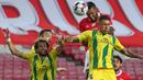 Striker Benfica, Dyego Sousa, berebut bola dengan pemain Tondela pada laga Liga Portugal di Stadion The Luz, Lisbon, Kamis (4/6/2020) waktu setempat. Kompetisi Liga Portugal resmi dilanjutkan dengan aturan tanpa penonton di setiap pertandingan. (AFP/Tiago Petinga/pool)