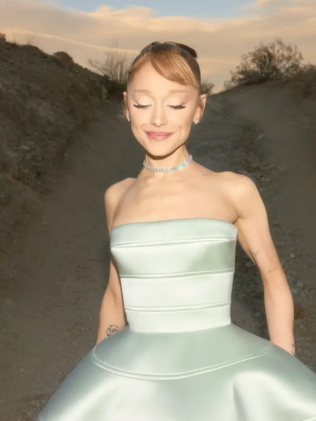 Ariana Grande Tampil Memukau dengan Gaun Ala Glinda di Red Carpet Palm Springs Film Festival