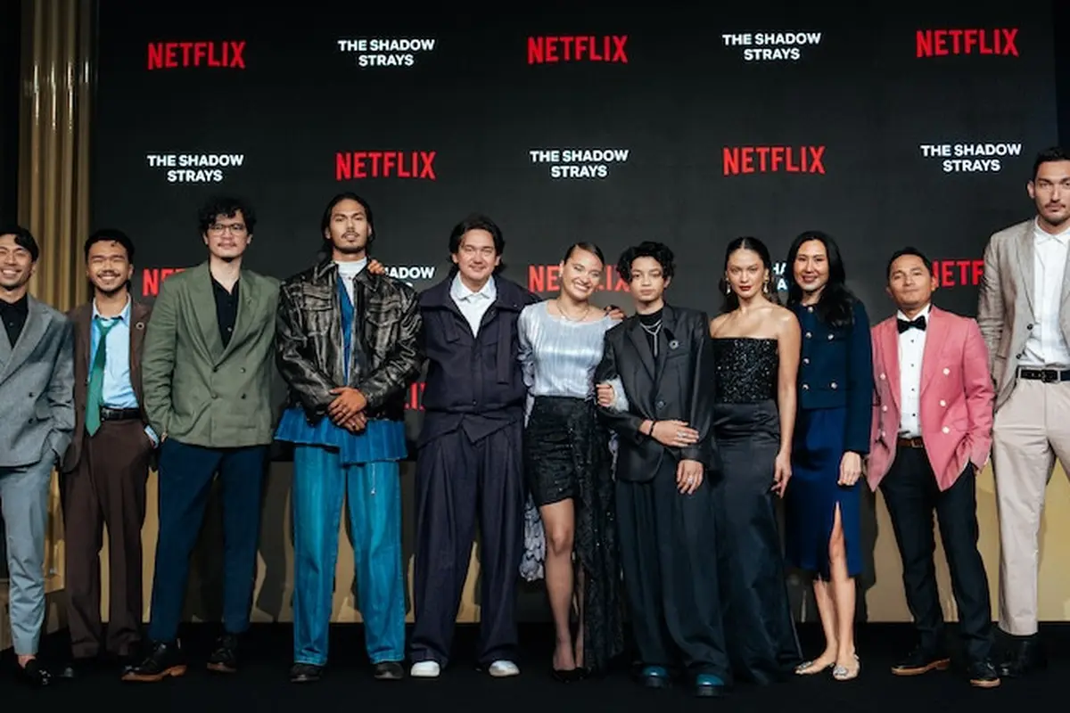 Timo Tjahjanto bersama para bintang "The Shadow Strays". [Foto: Netflix]