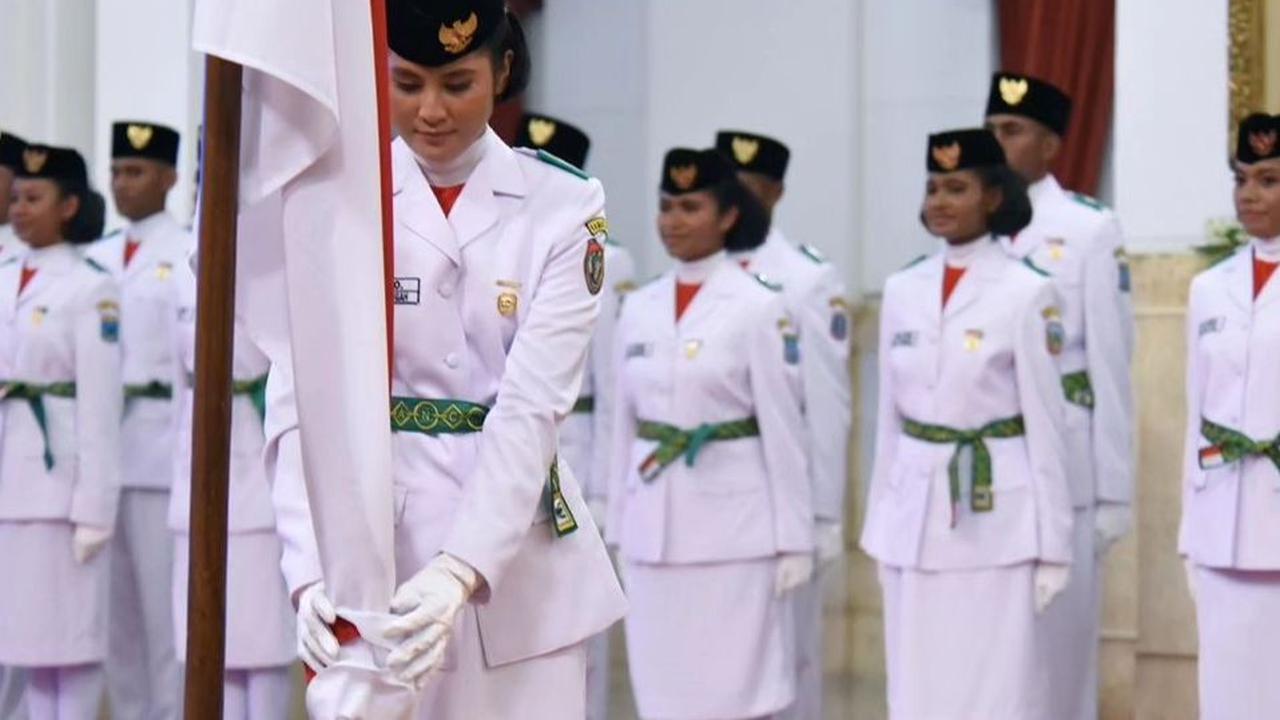 Reflek Jokowi Ambil Pin yang Terjatuh