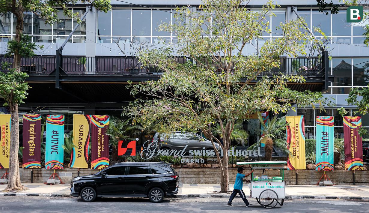 Suasana depan Information Center Piala Dunia U-17 2023 Surabaya di Grand Swiss-Belhotel, Surabaya pada Sabtu (11/11/2023). Lebih dari itu, tempat tersebut juga menyediakan fasilitas lain untuk mendukung kerja para awak media. Mulai dari tempat konferensi pers, interview corner, coffee break, hingga fasilitas pijat.  (Bola.com/Bagaskara Lazuardi)
