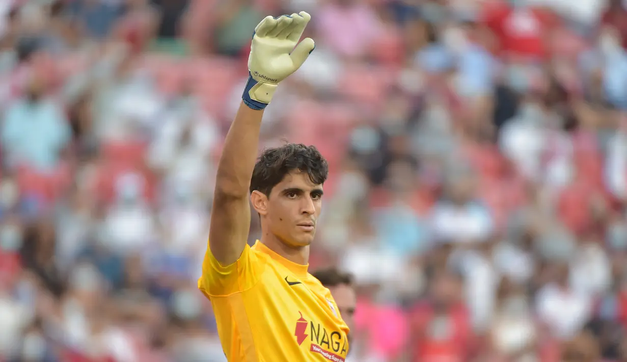Yassine Bounou. Kiper asal Maroko berusia 30 tahun yang kini memasuki musim ketiganya bersama Sevilla total membuat 30 clean sheet dari 56 penampilan di semua ajang selama tahun 2021. Sevilla dibawanya berada di posisi kedua klasemen Liga Spanyol hingga akhir tahun 2021. (AFP/Cristina Quicler)