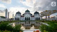 Masjid Baiturrahman Aceh pernah diterjang tsunami pada 2004, namun kegagahannya masih tetap kokoh hingga saat ini