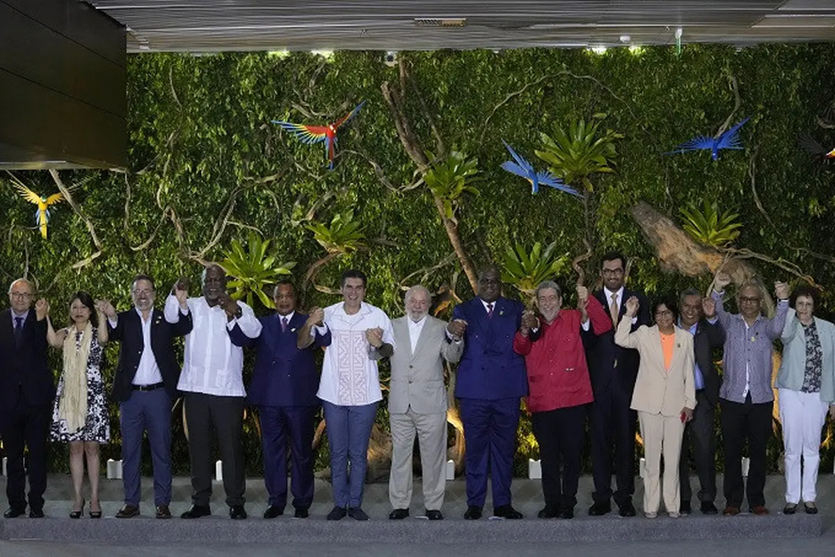Para pemimpin berfoto bersama saat KTT Amazon di Hangar Convention Center di Belem, Brasil, Rabu (9/8/2023). (Dok. AP Photo/Eraldo Peres)