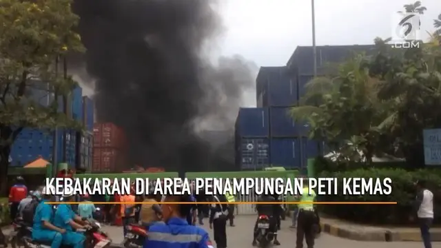 Sebuah alat pengangkut peti kemas terbakar seningga membuat terjadinya kebakaran di area penampungan peti kemas di Pelabuhan Tanjung Priok