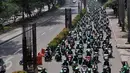 Ratusan pengemudi Ojek Online melakukan aksi solidaritas terhadap temannya yang meninggal karena Sakit, Jakarta, Sabtu (11/6). Pengemudi Ojek online tersebut melakukan aksi solidaritas konvoi memenuhi jalan Kuningan. (Liputan6.com/Johan Tallo)