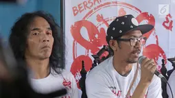 Gitaris band Slank, Ridho memberi keterangan saat jumpa pers di Markas Slank, Jakarta, Selasa (05/09). Slank akan menggelar tur di empat pesantren yang terletak di Ciamis, Brebes, Batang dan Mojokerto. (Liputan6.com/Herman Zakharia)