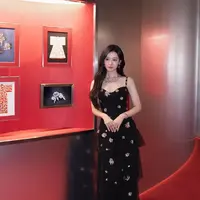 Kim Ji Won kenakan ratusan juta saat hadir BVLGARI Kaleidos di Tokyo. [@geewonii]