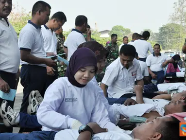 Citizen6, Sidoarjo: PMI Cabang Sidoarjo mengerahkan 15 petugas yang dipimpin oleh dr. Diah, untuk mentransfusi darah Prajurit Marinir Denma Pasmar-1. Darah tersebut sebagai persediaan menyambut bulan suci. (Pengirim: Budi Abdillah)