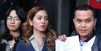 Lama tak terdengar kabarnya, pesinetron Bunga Zainal muncul di Polda Metro Jaya. Didampingi kuasa hukumnya, ia melaporkan partner kerjanya lantaran merasa menjadi korban penipuan. (Deki Prayoga/Bintang.com)