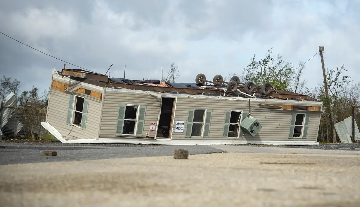 Sebuah trailer terbalik setelah Badai Ida menghantam daratan, di Houma, Louisiana, Senin (30/8/2021). Badai Ida ini sebagai salah satu badai paling kuat yang pernah melanda Amerika Serikat.  (Scott Clause/The Daily Advertiser via AP)