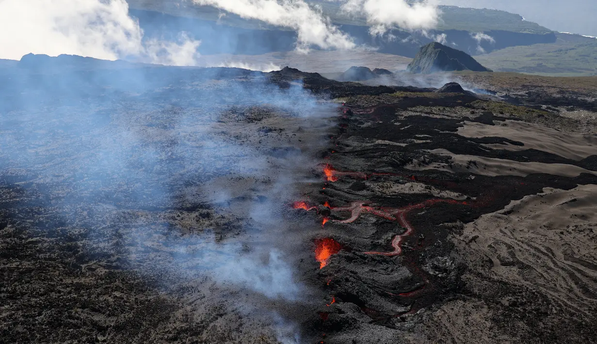 Letusan pertama tahun ini dari Piton de la Fournaise, gunung berapi di Réunion. (Richard BOUHET / AFP)