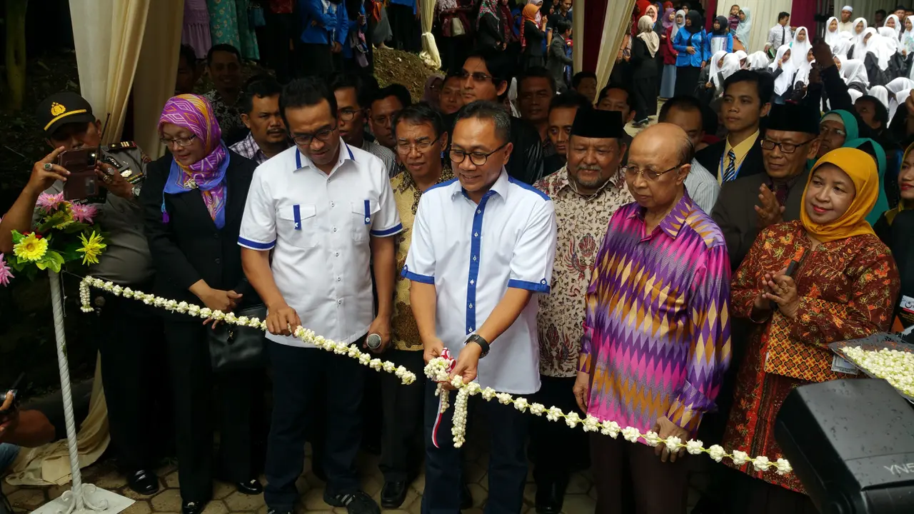 Ketua MPR RI Zulkifli Hasan memenuhi undangan Peringatan 100 Tahun Perguruan Ta'allumul Huda, Bumiayu, Brebes, Jawa Tengah. 