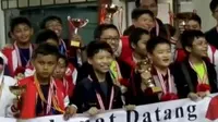 Mereka adalah anggota tim olimpiade matematika Indonesia yang berasal dari siswa SD dan SMP yang ada di seluruh Indonesia.