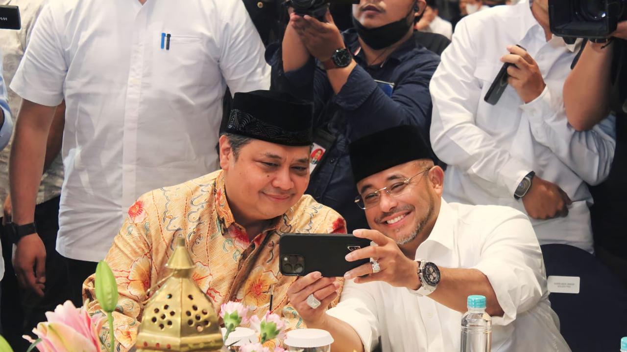 Sekretaris Jenderal DPP PKS Habib Aboe Bakar Al Habsyi dan Ketum Golkar Airlangga Hartarto dalam buka puasa bersama Partai Nasdem