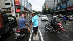 Hujan yang mengguyur Jakarta sejak Minggu (8/2/2015) mengakibatkan banjir di sejumlah wilayah. Tampak, sejumlah pengendara berputar menghindari genangan air di jalan Kemang Raya, Jakarta, Selasa (10/2/2015). (Liputan6.com/Helmi Fithriansyah)