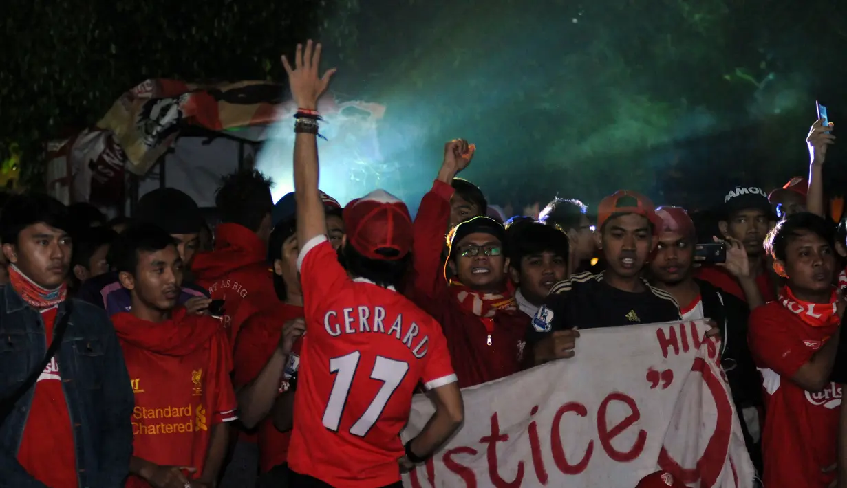 Suporter ‘’The Reds’ menyanyikan lagu penyemangat di sela-sela acara nonton bareng Liputan6.com laga Liverpool kontra Manchester United bersama Big Reds reg Bekasi di Alibaba Futsal, Bekasi, Minggu (22/3/2015). (Liputan6.com/Helmi Fithriansyah)