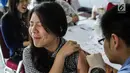 Ekspresi Mahasiswi saat disuntik vaksin difteri di Universitas Tarumanegara, Jakarta, Kamis (14/5). Ratusan mahasiswa/wi yang berusia di bawah 19 tahun mendapatkan imunisasi (Td) sebagai antisipasi mewabahnya penyakit difteri. (Liputan6.com/Faizal Fanani)