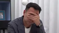 Mendengar pengakuan Jeje Govinda dibilang laki-laki lembek oleh netizen, Raffi Ahmad auto menutup muka. Ia tampak malu dan merasa tak enak hati. (Foto: Dok. YouTube RANS Entertainment)