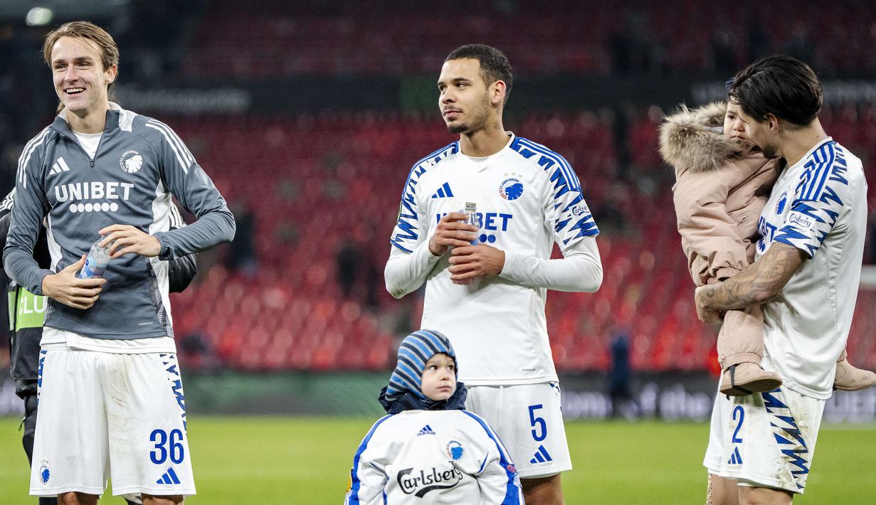 Kevin Diks (kanan) dan sejumlah pemain FC Copenhagen merayakan kemenangan bersama anak-anaknya setelah laga lanjutan UEFA Conference League 2024/2025 melawan Heart of Midlothian di Parken Stadium, Copenhagen, Denmark, Jumat (13/12/2024). (AP Photo/Ritzau Scanpix/Mads Clauss Rasmussen)