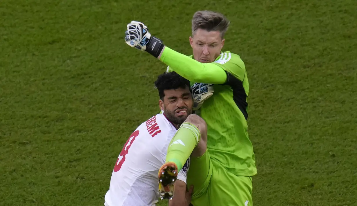 Wayne Hennessey yang berniat memutus serangan balik malah gagal membuang bola dan berakhir tabrakan dengan Mehdi Taremi. (AP/Manu Fernandez)