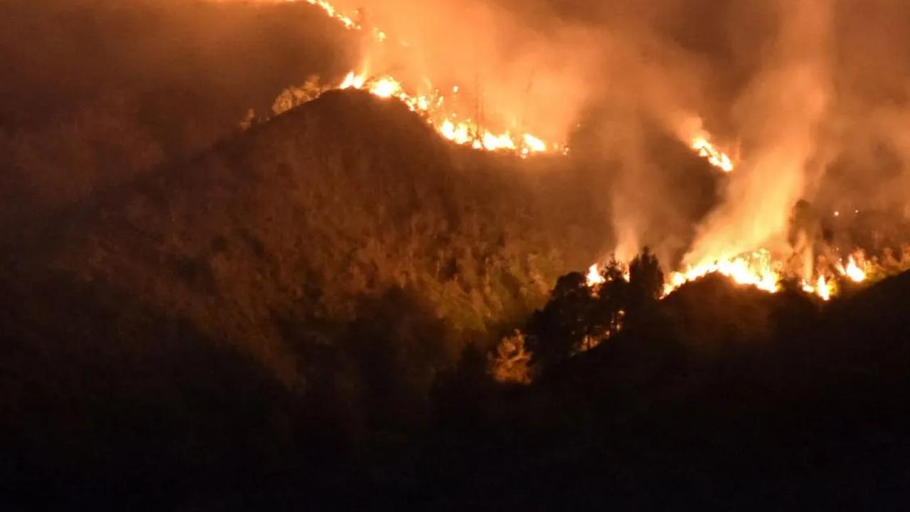 Gunung Bromo Sempat Diguyur Hujan Gerimis, Tapi Masih Muncul Asap Kebakaran