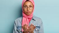 Ilustrasi muslimah memanjatkan doa. (Photo created by wayhomestudio on www.freepik.com)