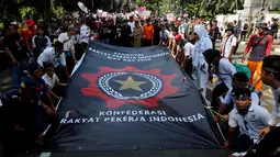 Buruh dari KRPI membentangkan spanduk saat Perayaan Peringatan Hari Buruh Sedunia, Jakarta, Selasa (1/5). Mereka juga menuntut Jaminan Pensiun, Jaminan Hari Tua dan Jaminan Kematian bagi seluruh Rakyat Pekerja Indonesia. (Liputan6.com/JohanTallo)