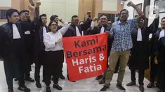 Aktivis dan pegiat Hak Asasi Manusia (HAM), Haris Azhar dan Fatia Maulidiyanti bersama tim pengacara usai sidang vonis bebas di Pengadilan Negeri Jakarta Timur, Jakarta, Senin (8/1/2024). (merdeka.com/Arie Basuki)
