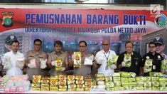 Kapolda Metro Jaya Irjen Pol Gatot Eddy Pramono (tengah) beserta jajarannya menunjukkan barang bukti kasus penyelundupan narkoba sebelum dimusnahkan di Jakarta, Senin (18/2). (Liputan6.com/Immanuel Antonius)